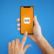 smartphone mit orangenem hintergrund