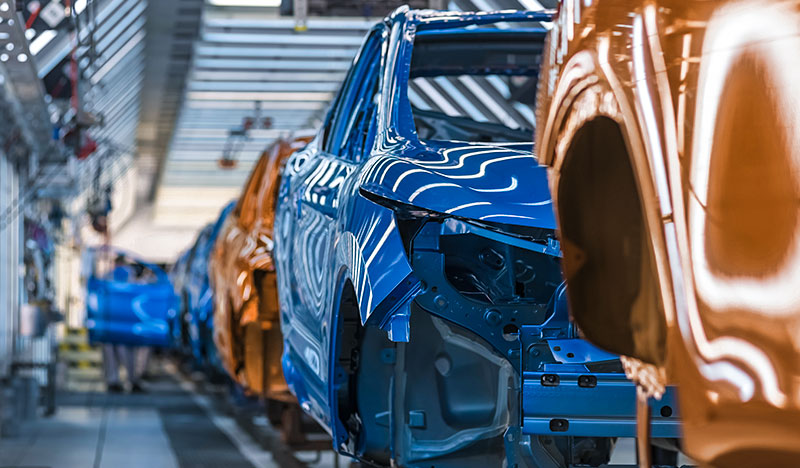 automobilproduktion blaue und orange autos