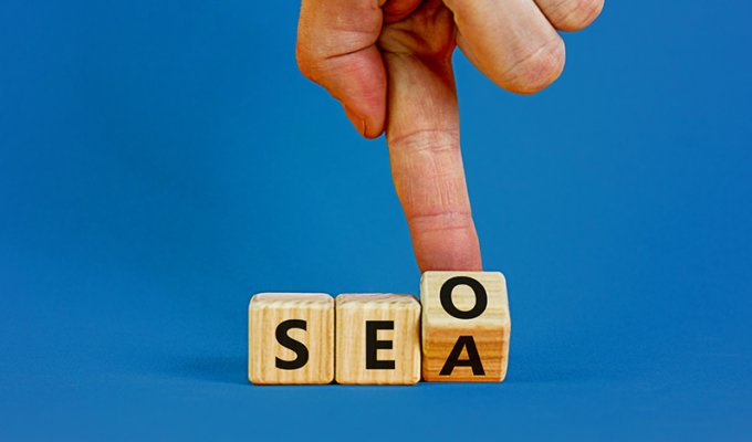 Holzbloecke mit Schrift SEA zu SEO